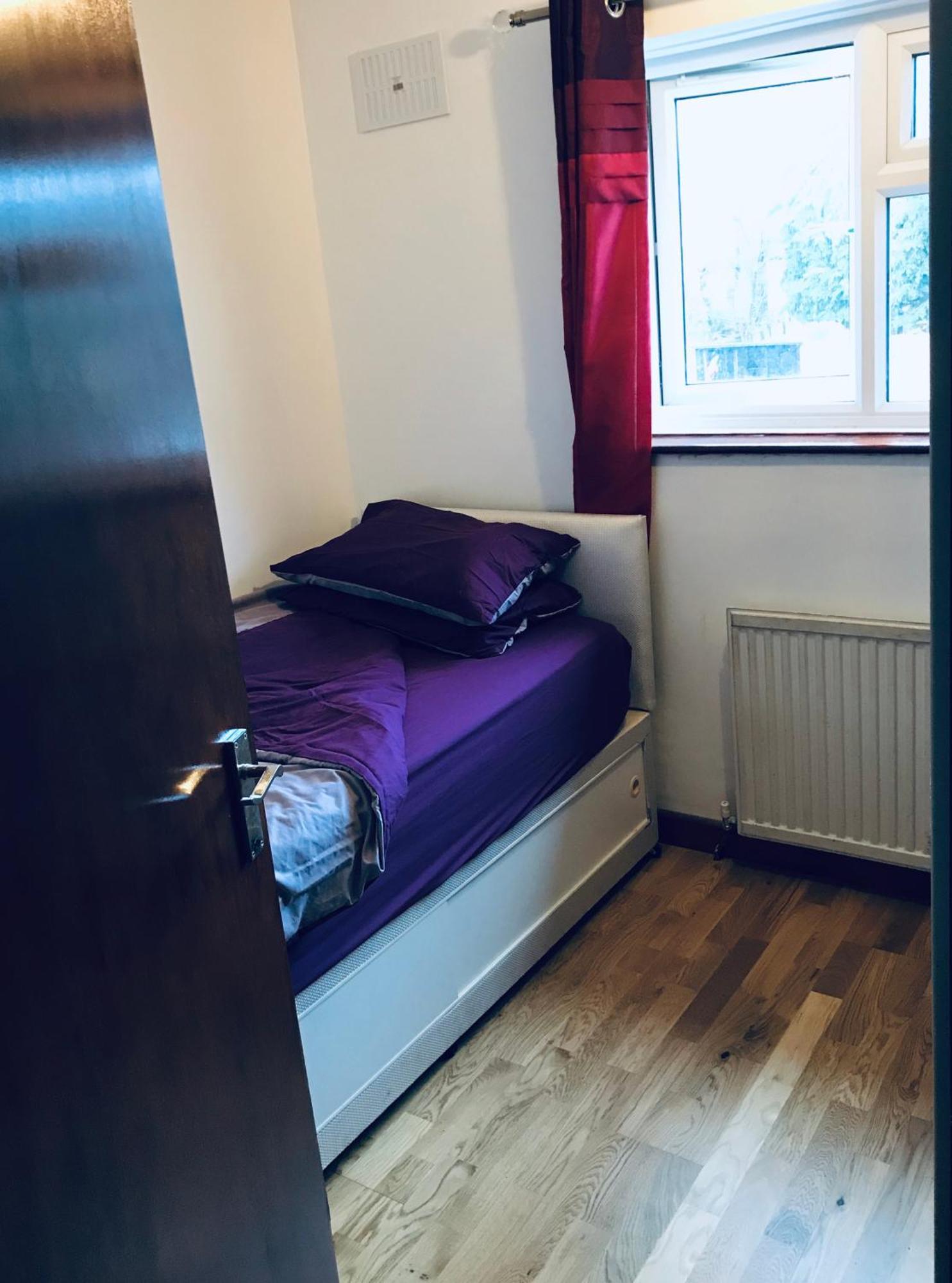 Homestay A Single In Headington, Near Brookes University, 15 Minutes By Bus To Centre *