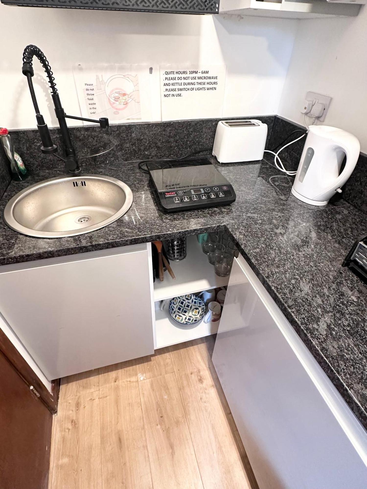 A Single In Headington, Near Brookes University, 15 Minutes By Bus To Centre Homestay