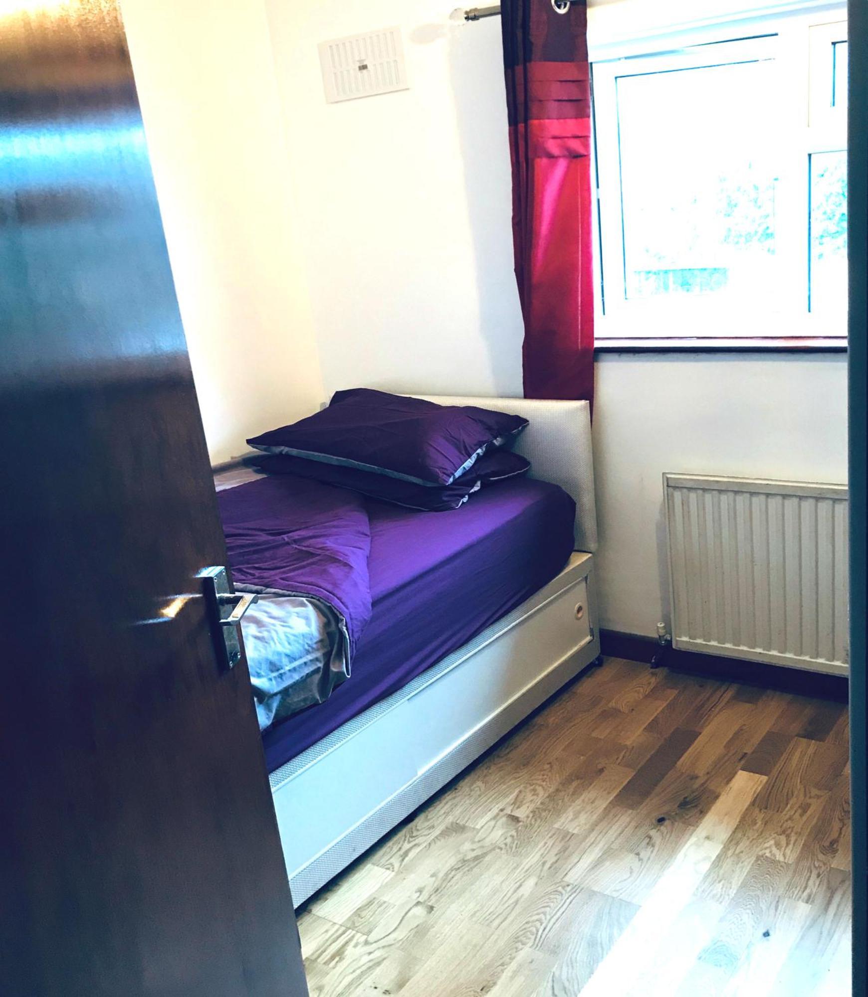 A Single In Headington, Near Brookes University, 15 Minutes By Bus To Centre Homestay