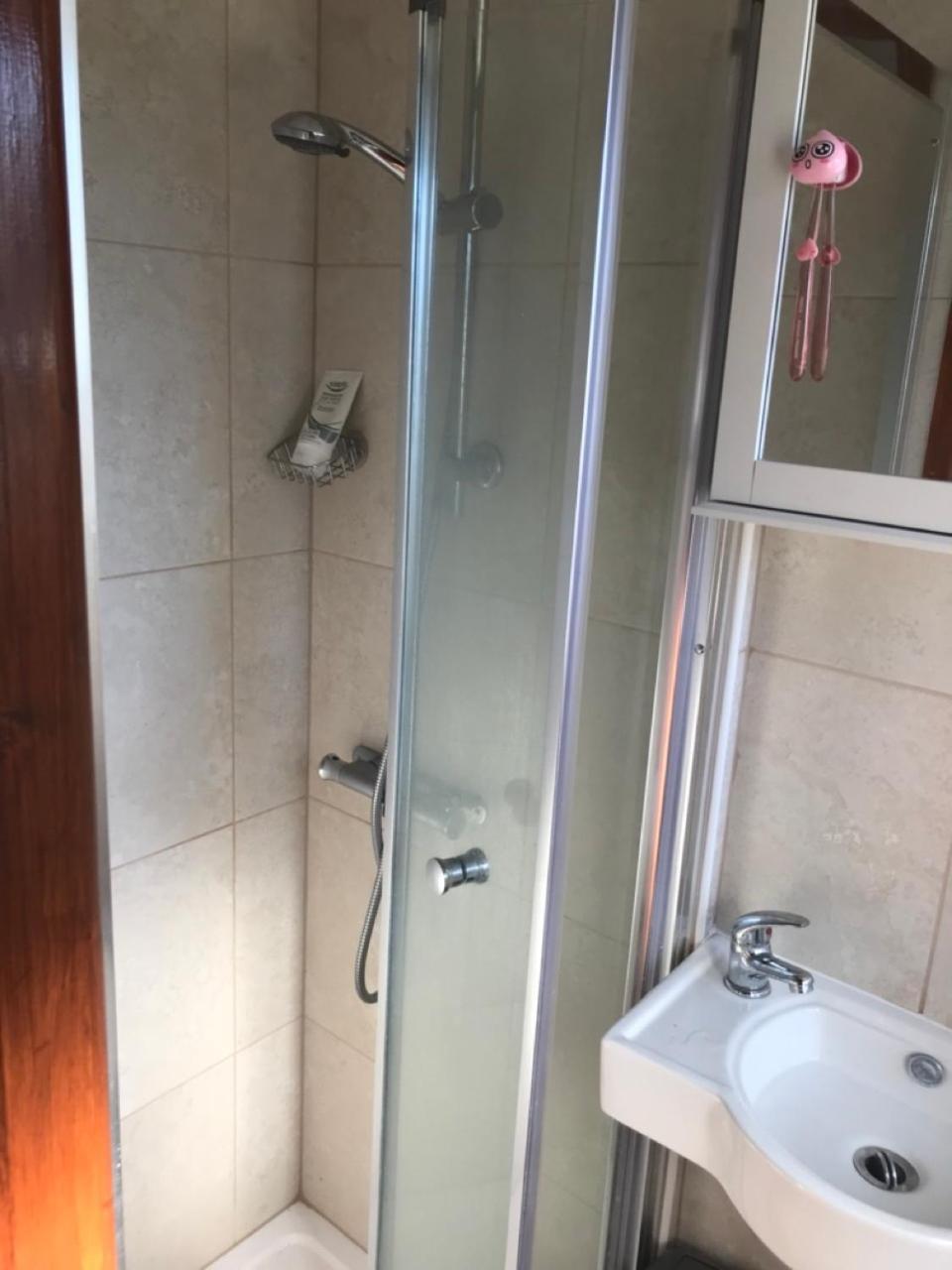 A Single In Headington, Near Brookes University, 15 Minutes By Bus To Centre Homestay *